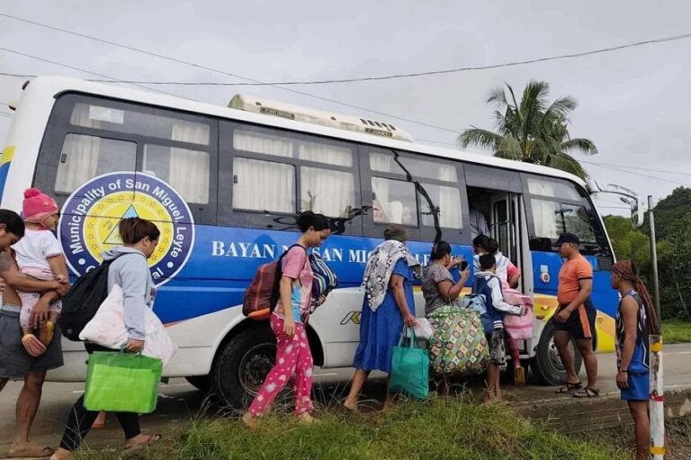 Decenas de miles evacúan a zonas seguras ante la llegada de un tifón al este de Filipinas