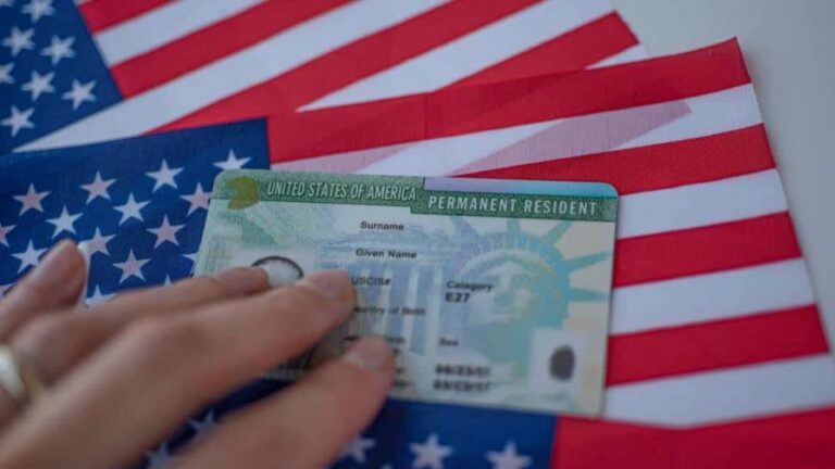 EE.UU. revisará tarjetas de residente de «todos» los migrantes de países de «preocupación»