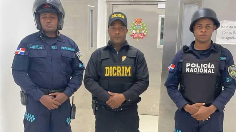 Agentes de la Policía Nacional custodian la habitación donde recibe atención médica el joven Brayan Juan Pablo Rosa, impactado de varios disparos cuando salió de una audiencia del Palacio de Justicia de Santo Domingo Este.
