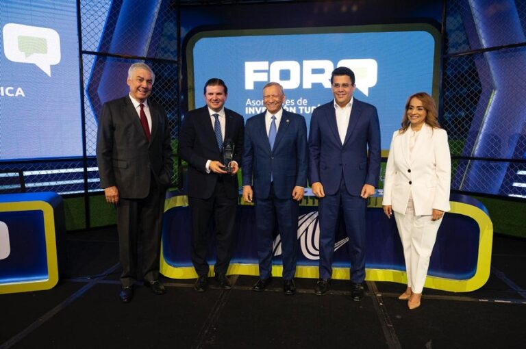 Andrés Marranzini, director ejecutivo del proyecto Punta Bergantín, recibe el reconocimiento de Juan Bancalari, presidente de Asonahores; en presencia del doctor Leonardo Aguilera, presidente ejecutivo de Banreservas; David Collado, ministro de Turismo; y Aguie Lendor, vicepresidente de esa asociación en el Foro de Inversión Turística 2025.
