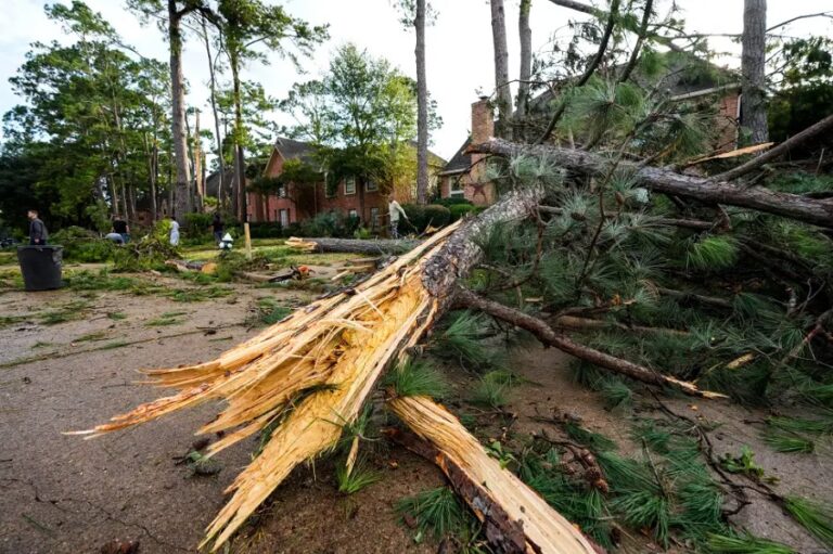Más de 100 casas dañadas por un tornado cerca de Houston