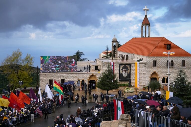 El papa reza por la paz ante la tumba en Líbano de un santo venerado por cristianos y musulmanes