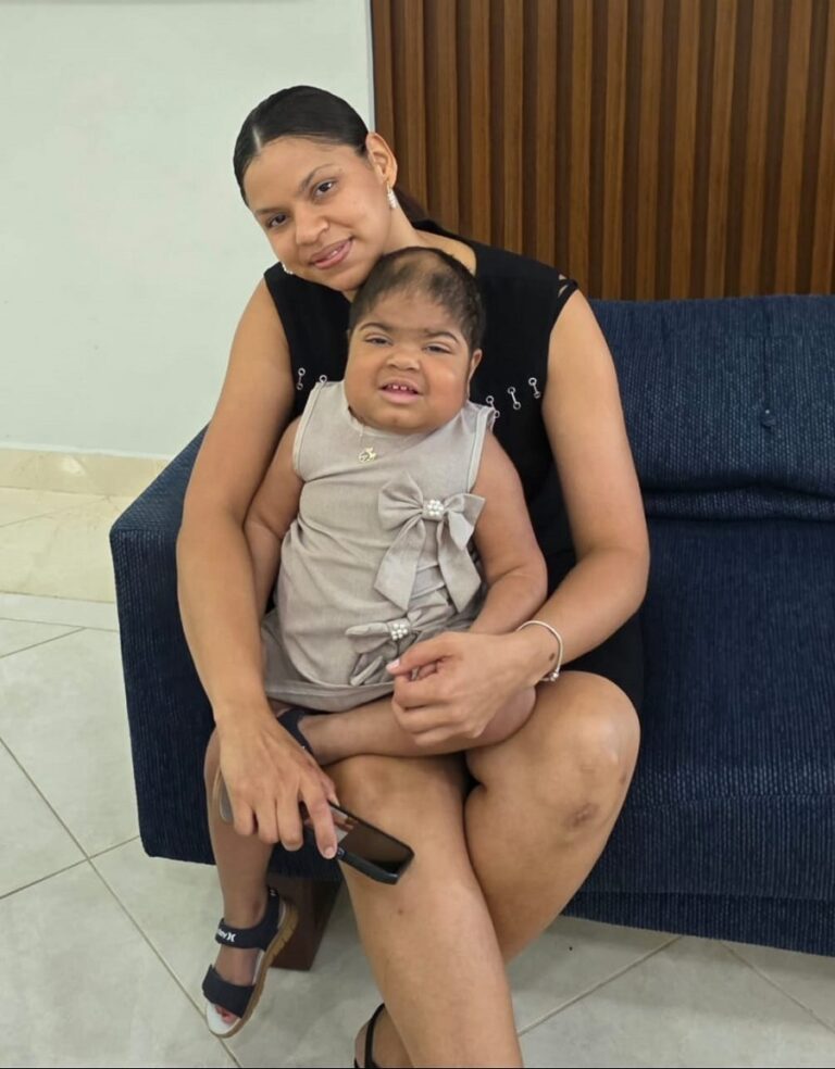 Madre pide auxilio al Presidente Abinader para ayudar a su hija con enfermedad genética rara