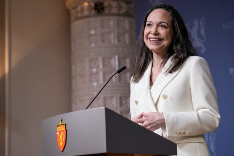 La ganadora del Nobel de la Paz María Corina Machado habla durante una conferencia de prensa en un recinto representativo del gobierno en un complejo representativo del gobierno en Oslo, Noruega el jueves 11 de diciembre de 2025. (Stian Lysberg Solum/NTB Scanpix, Pool Foto via AP)