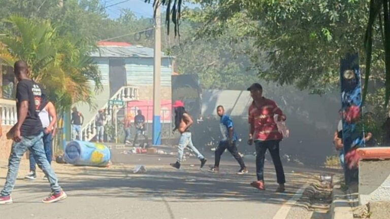 El director regional Cibao Central de la Policía Nacional fue a Villa González, el general Juan Bautista Jiménez Reynoso, llegó al lugar de la protesta y explicó a Diario Libre que la versión preliminar indica que el agente perdió el control del vehículo. (JOSÉ ZAPATA)