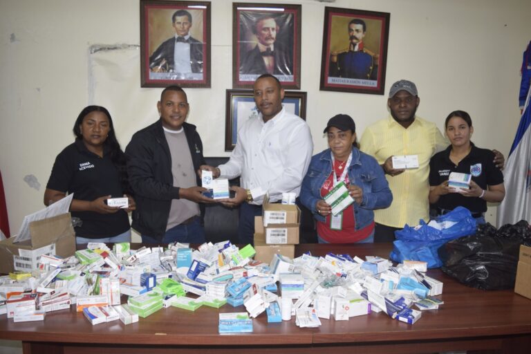 Presidente del Concejo de Regidores de la Alcaldía de La Caleta, recibe donación de medicamentos