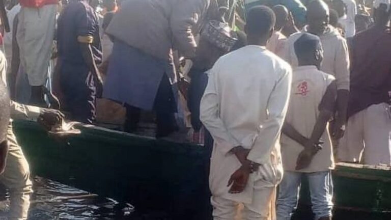 Naufragio en Nigeria deja 25 muertos y 14 desaparecidos