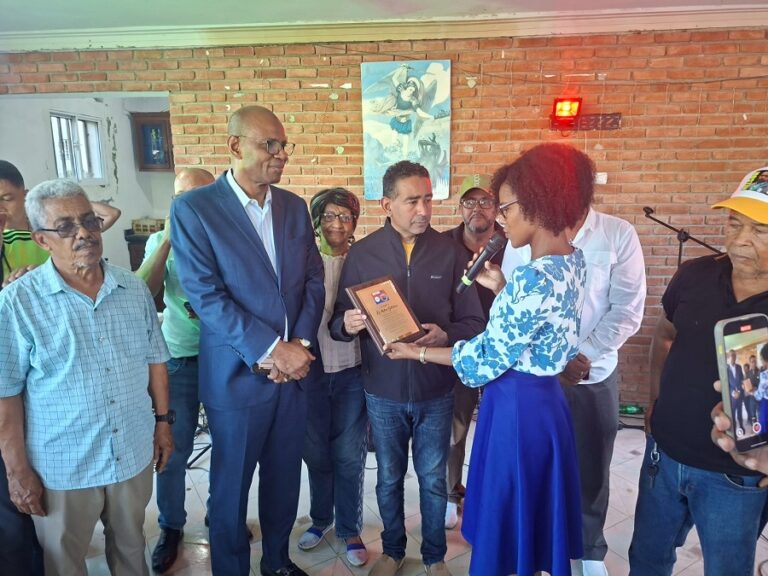 En las fotos de observan: Nelson Gutiérrez, director ejecutivo nacional del Consejo Nacional de los Derechos Humanos, CONADEHU, recibe la placa de reconocimiento; Luís Pérez, presidente nacional del Colegio Dominicano de Periodistas, la doctora Sahony Alfonseca y Reynaldo Alfonseca, productores y conductores del programa televisivo "ROSTROS RD"; los locutores Manuel Ferreras, José Soto, Maria Cristina y los expresidente del Colegio Dominicano de Locutores, CDL, Tony Luna y Luis Ney Romero.