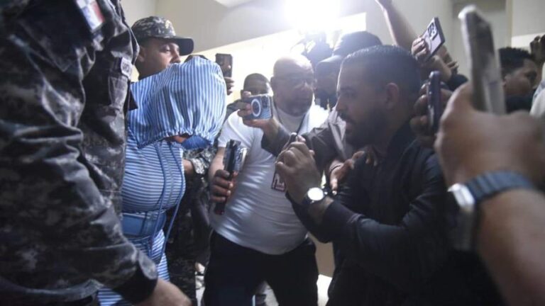Ankelsy Valerio de Jesús a la salida del conocimiento de la medida de coerción en su contra por la muerte de su hermana. (DIARIO LIBRE/ ANEUDY TAVAREZ)