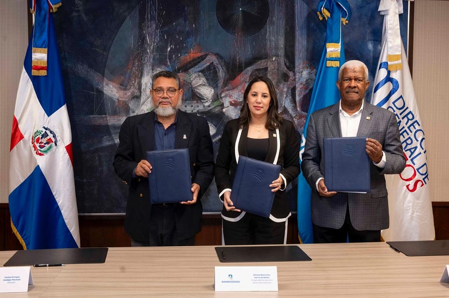 Carlos Andújar, director del DGM; Alieska Díaz, vicepresidenta ejecutiva senior Administrativa de Banreservas; y Daniel García Archibald, vicepresidente de Relaciones Públicas de la entidad financiera, firman convenio de colaboración, en el salón del Consejo de la oficina principal del Banco.