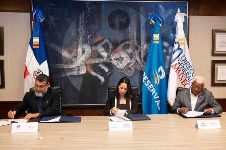 Carlos Andújar, director del DGM; Alieska Díaz, vicepresidenta ejecutiva senior Administrativa de Banreservas; y Daniel García Archibald, vicepresidente de Relaciones Públicas de la entidad financiera, firman convenio de colaboración, en el salón del Consejo de la oficina principal del Banco.