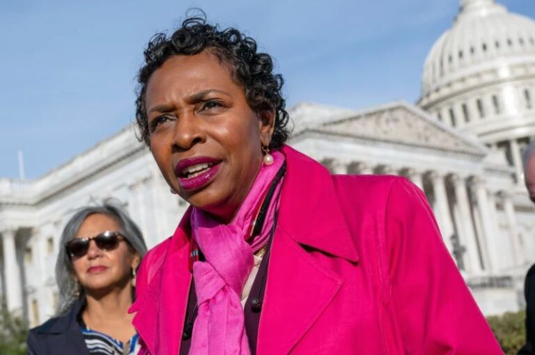 La representante demócrata por Nueva York Yvette Clarke en conferencia de prensa en Washington el 4 de noviembre del 2021. (AP foto/J. Scott Applewhite)