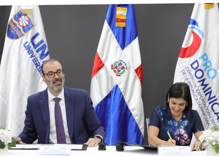 Álvaro Sousa Sevilla, presidennte del Junta de Directores_ Biviana Riveiro Directora Ejecutiva de ProDominicana....