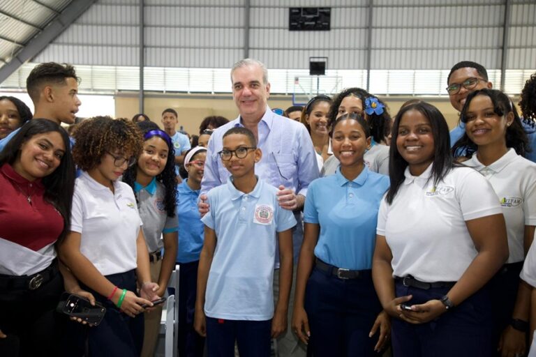 Abinader dialoga con estudiantes y reafirma compromiso de oportunidades para la juventud