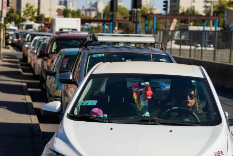 Chile anuncia fuerte alza de combustibles en medio de crisis petrolera global