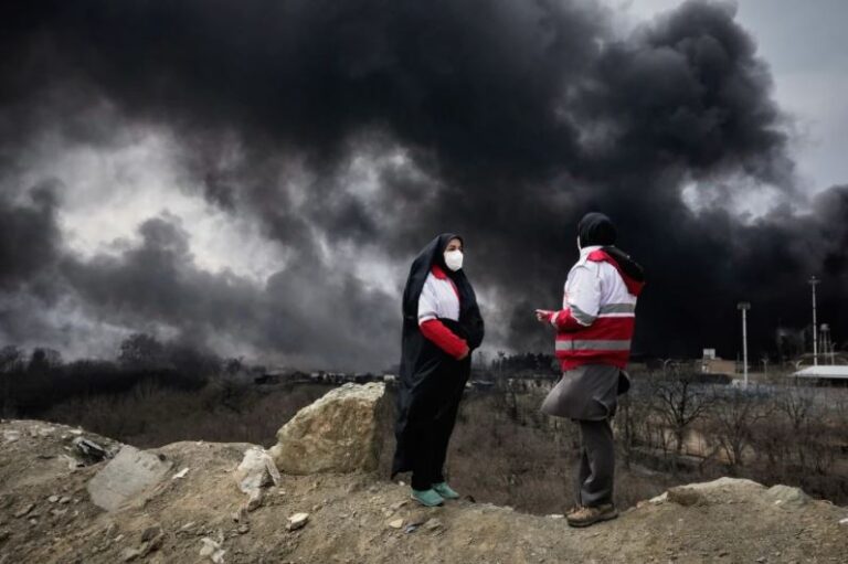 Tras ataques a recintos petroleros de Irán, una lluvia negra tóxica pone en riesgo a la población