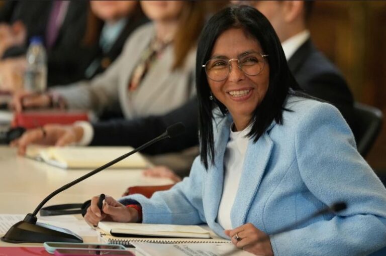 La presidenta interina de Venezuela, Delcy Rodríguez, sonríe durante una reunión con una delegación encabezada por el secretario de Energía de Estados Unidos, Chris Wright, en el Palacio de Miraflores en Caracas, Venezuela, el 11 de febrero de 2026. (Foto AP/Ariana Cubillos, Archivo)