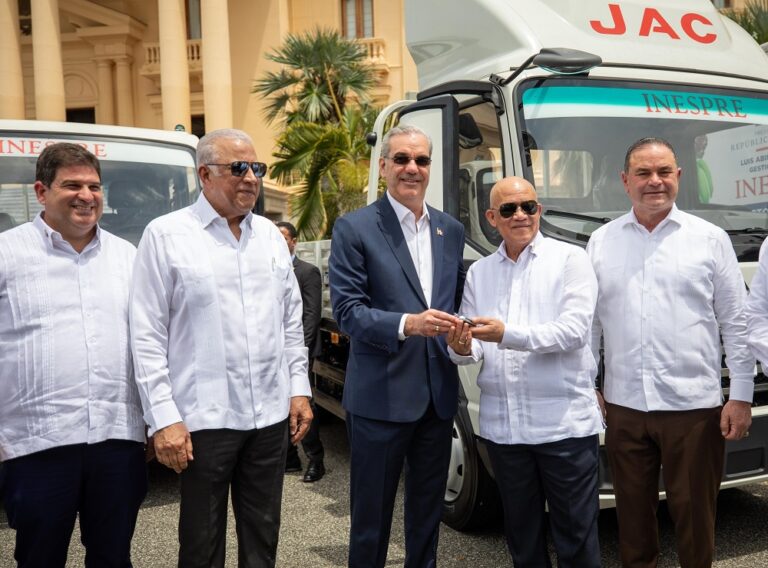 Presidente Abinader entrega 25 de 60 vehículos al INESPRE a través del MAPRE