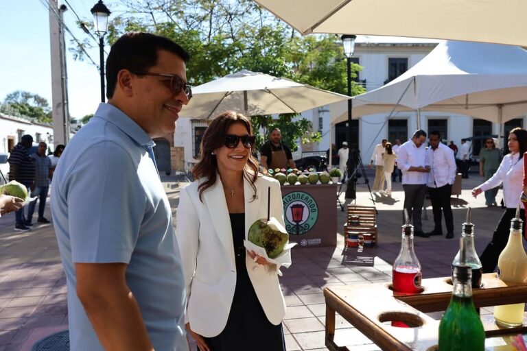 Embajadora de EEUU y el ministro de Turismo recorren la Ciudad Colonial