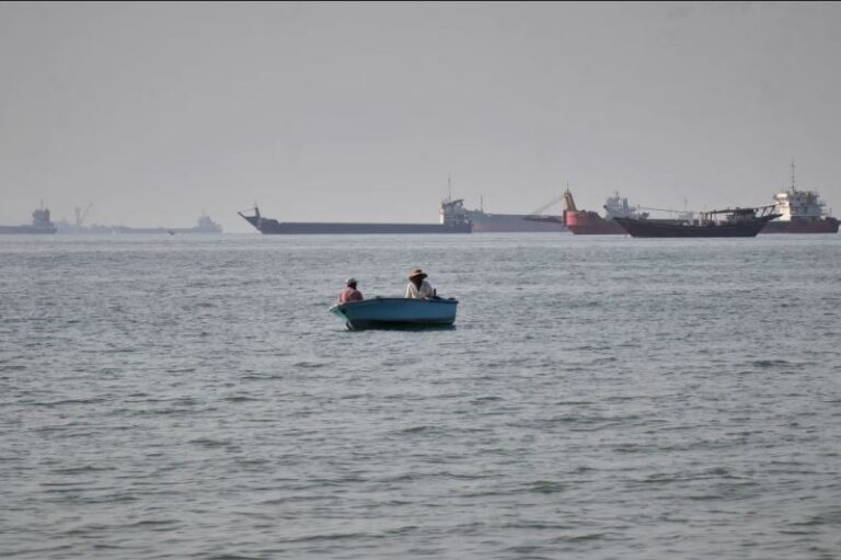 Un barco cerca de los Emiratos es capturado y llevado a Irán, otro es atacado y se hunde