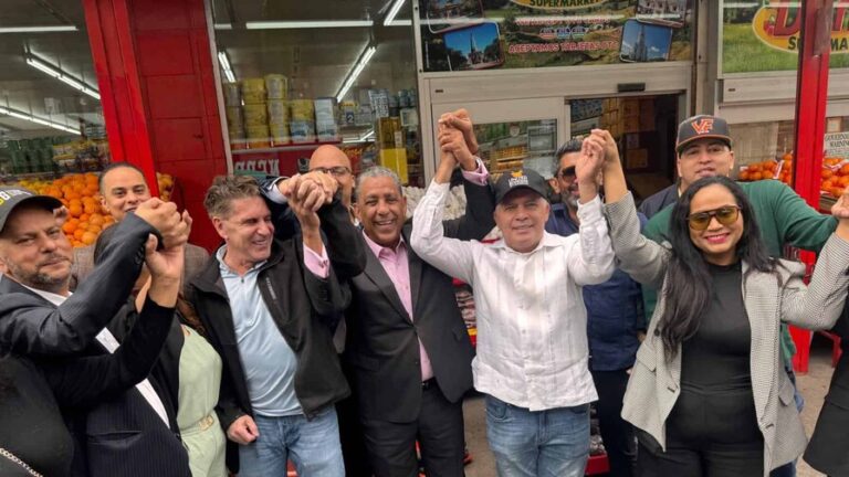 El Congresista Adriano Espaillat junto a Anthony Peña, presidente de la Asociación Nacional de Supermercados (NSA); Radhamés Rodríguez, presidente de United Bodegas of America (UBA); y Francisco Marte, reconocido dirigente del sector bodeguero, presidente de la Asociación de Bodegas y Pequeñas Empresas de Nueva York.