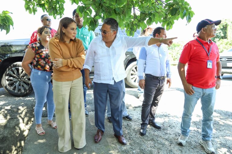 Supérate visita comunidades afectadas por lluvias en La Vega