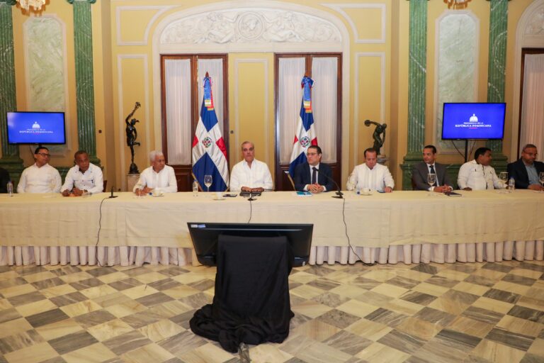 Gobierno se reúne con transportistas para evitar aumentos de pasaje por alzas de los combustibles