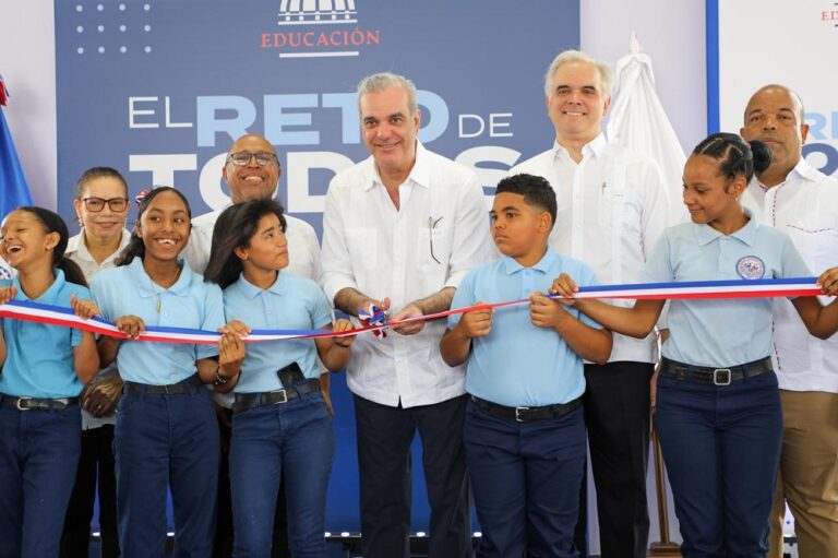 Abinader inaugura dos modernos techados escolares en el Ens. La Fe y Las Palmas de Herrera