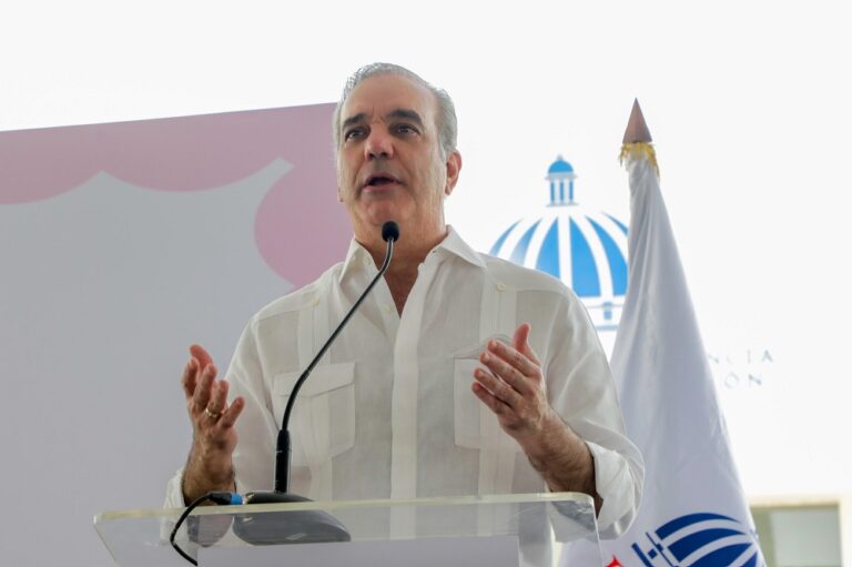 Abinader entrega en Haina 1,279 títulos de propiedad y beneficia 6,385 personas