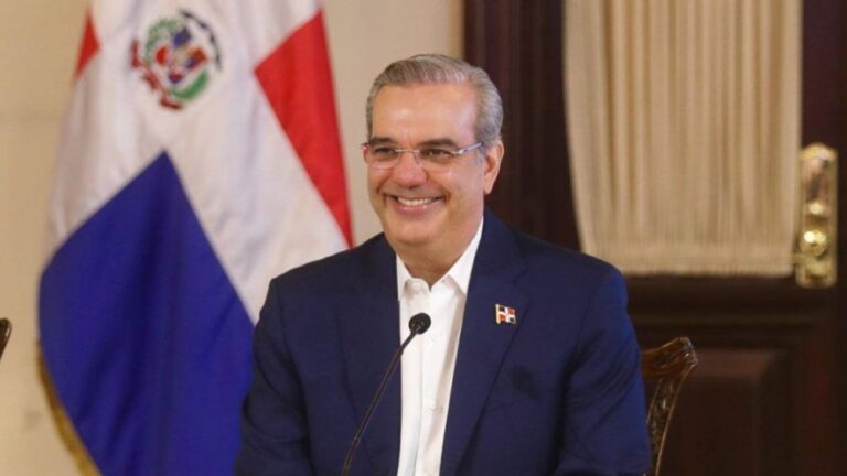 Abinader dona más de 5.3 millones de pesos de su salario a fundaciones