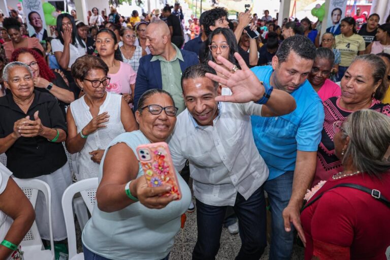 Pedro Jiménez rinde homenaje y lleva regalos y alegría a cientos de madres de la circunscripción 2 del DN
