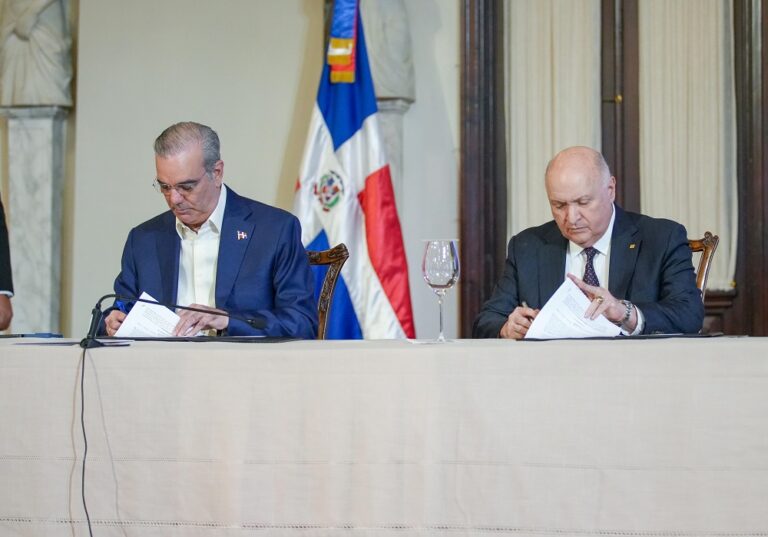 Abinader firma acuerdo de colaboración entre FINJUS y la Consultoría Jurídica del Poder Ejecutivo