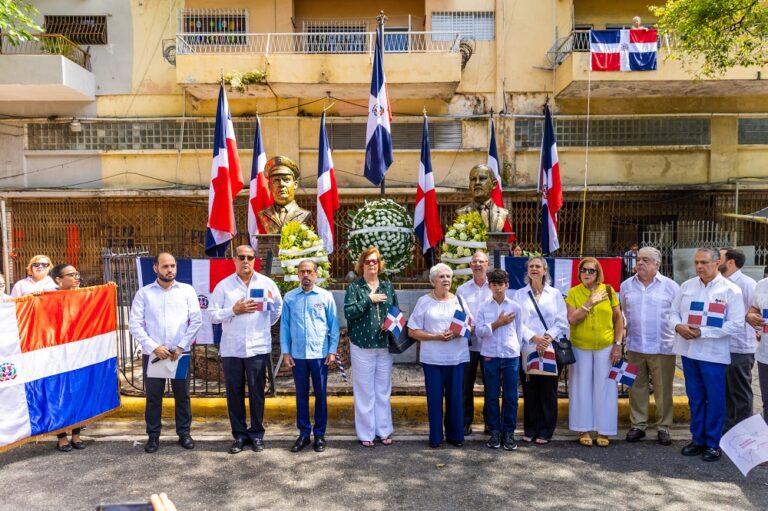 Juan Pablo Uribe junto a miembros de las fundaciones patrióticas.