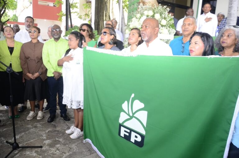 Fuerza del Pueblo rinde homenaje a héroes del 14 de Junio