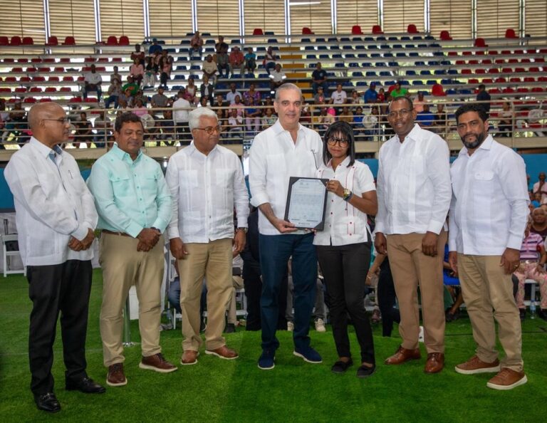 Presidente Abinader entrega títulos de propiedad a más de 4,000 personas de Villa Linda, Palmarejo y Pantoja