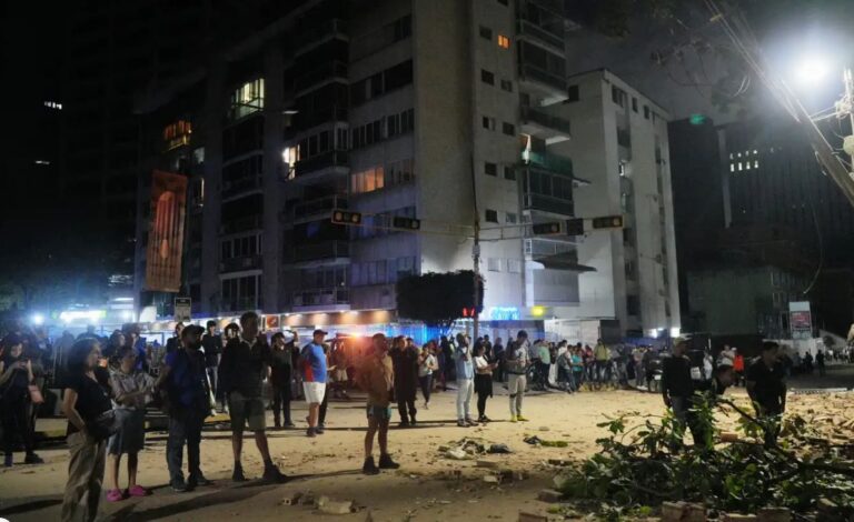 Dos fuertes terremotos consecutivos sacuden Venezuela y derrumban varios edificios en Caracas
