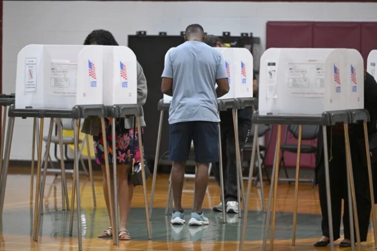 Jueza federal impide que gobierno de Trump exija prueba de ciudadanía para votar
